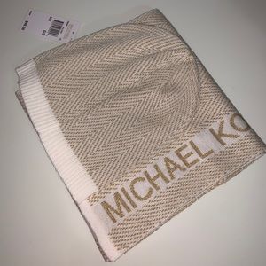 🎄 BWNT Michael Kors Hat and Scarf
